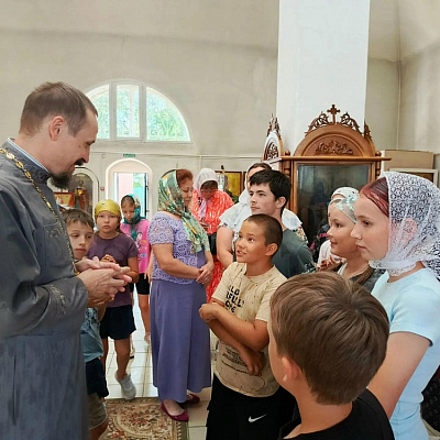 Воспитанники второй смены летнего лагеря «Улыбка» при Шарангской средней школе посетили храм Пресвятой Живоначальной Троицы