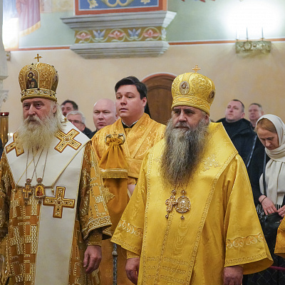 Митрополит Георгий сослужил митрополиту Каширскому Феогносту на Божественной литургии в Зачатьевском монастыре Москвы