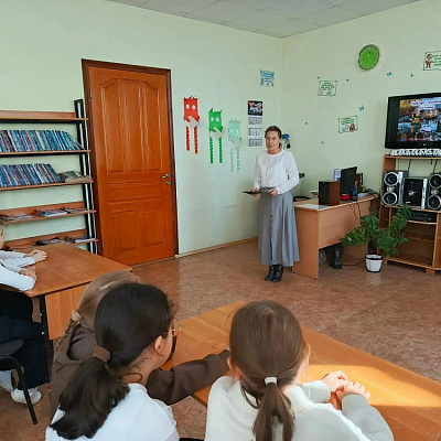 Помощник благочинного Шарангского округа провела беседу со школьниками