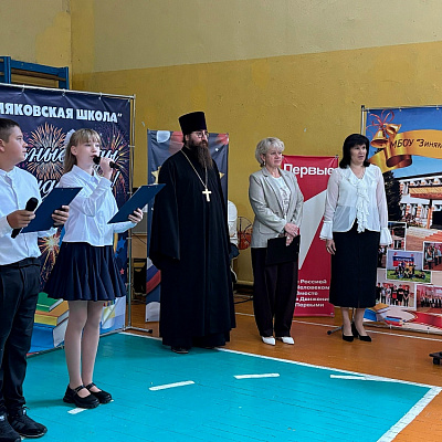 Настоятель храма святителя Алексея, митрополита Московского, в селе Зиняки поздравил учащихся с Днем знаний