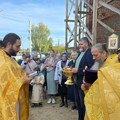В восстанавливающемся Александро-Невском храме села Владимирово Борского района совершена Божественная литургия