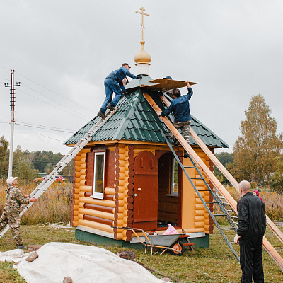 В деревне Зименки Богородского района на строящейся часовне были установлены купол и крест