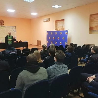 Клирик Воскресенского благочиния Нижегородской епархии провел духовную беседу с сотрудниками ГАИ и освятил их технику