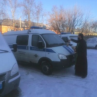 Клирик Воскресенского благочиния Нижегородской епархии провел духовную беседу с сотрудниками ГАИ и освятил их технику