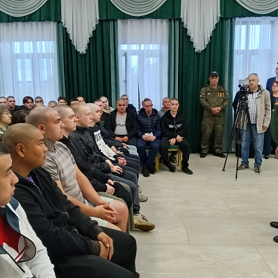 Помощник благочинного Борского округа благословил призывников перед отправкой на срочную военную службу