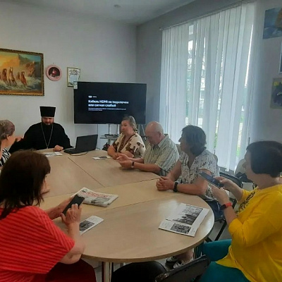 Помощник благочинного Сормовского округа провел духовную беседу с членами соседского центра «Циолковский»