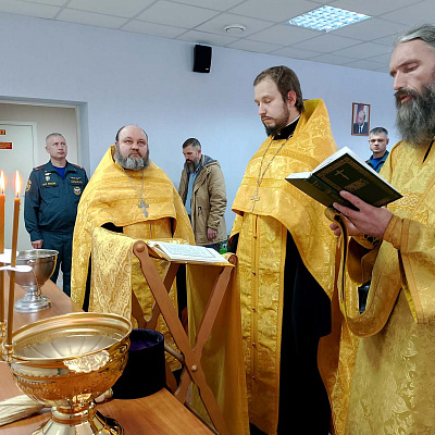 Благочинный Балахнинского округа совершил молебен для сотрудников МЧС