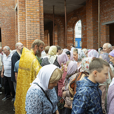 В день престольного праздника епископ Городецкий и Ветлужский Парамон совершил первую Божественную литургию в строящемся храме святых первоверховных апостолов Петра и Павла в г. Заволжье