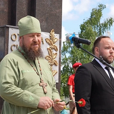 Клирик Семеновского благочиния почтил память героев Великой Отечественной войны в Семёнове