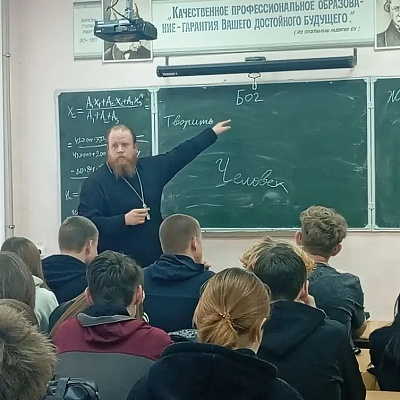 Помощник благочинного Шахунского округа по образованию провел беседу со студентами о Дне славянской письменности и культуры