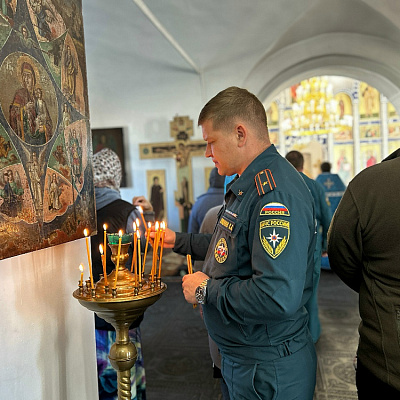 В храме в честь иконы Божией Матери «Всех скорбящих Радость» поселка Сокольское состоялся молебен для сотрудников МЧС