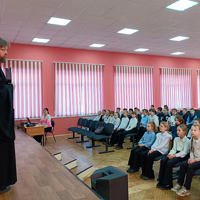 Клирик Сормовского благочиния провел в школах района «Уроки мужества»
