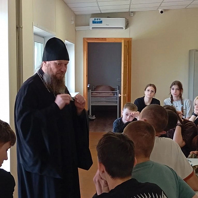 Клирик Приокского благочиния провел духовную беседу с воспитанниками лагеря «Хочу стать десантником»