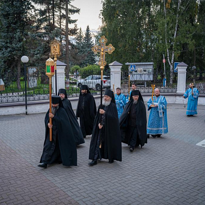 В канун праздника Успения Пресвятой Богородицы епископ Городецкий и Ветлужский Парамон совершил Всенощное бдение с чином погребения Божией Матери в Городецком Феодоровском мужском монастыре