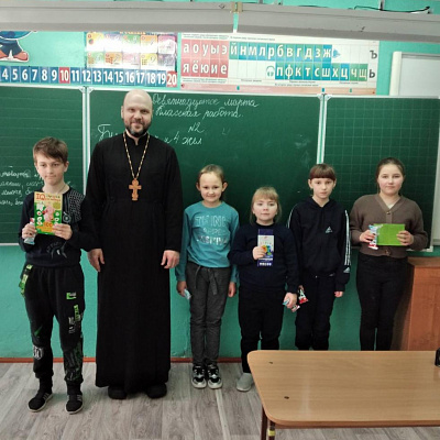 Настоятель храма в честь Успения Пресвятой Богородицы д. Понурово провел тематические занятия с учащимися младшего звена