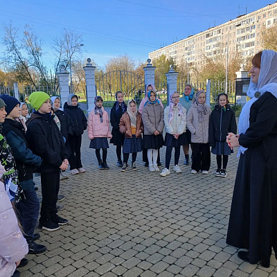 Помощник благочинного Московского округа провел для школьников экскурсию по храму