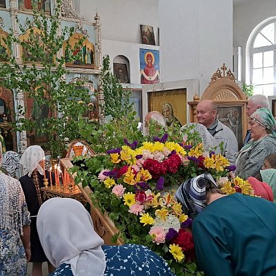 В храме Пресвятой Живоначальной Троицы поселка Шаранга отметили престольный праздник