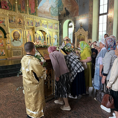 Храм Пресвятой Живоначальной Троицы города Заволжья встретил ковчег с частицей мощей святого праведного Алексия Бортсурманского