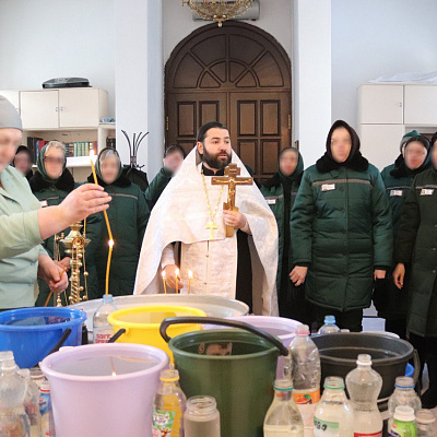 В храме нижегородской исправительной колонии №2 совершены Божественная литургия и Великое освящение воды