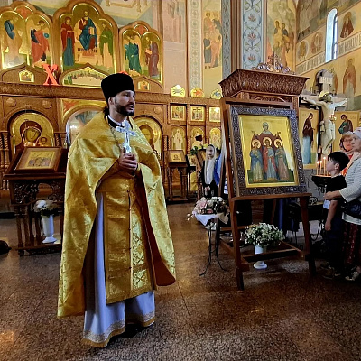 В Елисаветинском храме Автозаводского благочиния торжественно встретили икону святых мучениц Веры, Надежды, Любови и матери их Софии