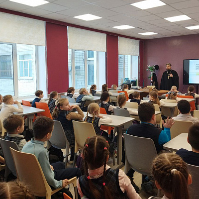 Клирик Сормовского благочиния провел в школах района «Уроки мужества»