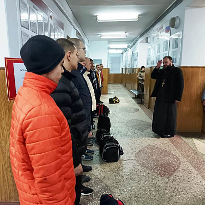Помощник благочинного Нагорного округа благословил призывников на срочную военную службу