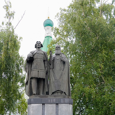 Управляющий Нижегородской епархией принял участие в возложении цветов к памятнику основателю Нижнего Новгорода