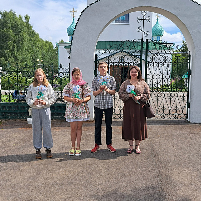 Добровольцы молодежного актива Шарангского благочиния поздравили жителей Шаранги с Днем семьи, любви и верности