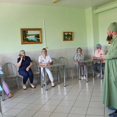 Клирик храма Всех Святых г. Семенова поздравил медиков Семеновской ЦРБ с профессиональным праздником