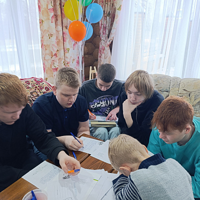 Активисты православной молодежи Балахнинского благочиния провели мастер-класс «Помощь СВО» для студентов