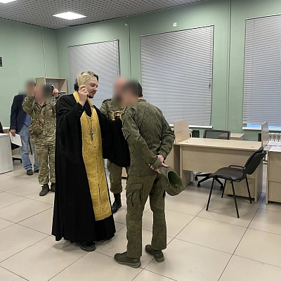 Помощник благочинного Московского округа благословил добровольцев перед отправкой в зону специальной военной операции