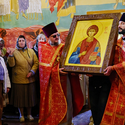 В нижегородском Елисаветинском храме торжественно встретили икону великомученика и целителя Пантелеимона