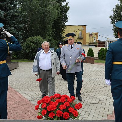 Клирик Автозаводского благочиния посетил мероприятия, посвященные Дню памяти погибших сотрудников пожарной охраны