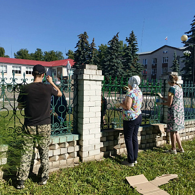 Православные добровольцы Шарангского благочиния провели трудовую акцию на территории храма Пресвятой Живоначальной Троицы