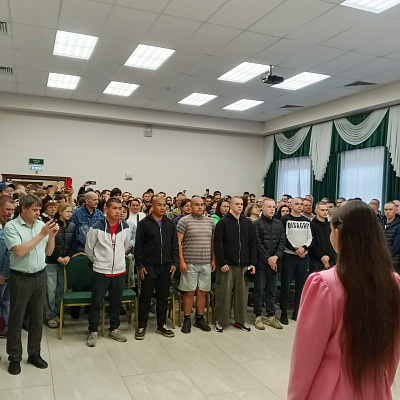 Помощник благочинного Борского округа благословил призывников перед отправкой на срочную военную службу