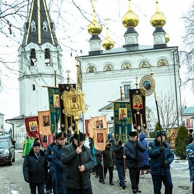 Епископ Городецкий и Ветлужский Августин возглавил традиционный Александро-Невский крестный ход по Городцу