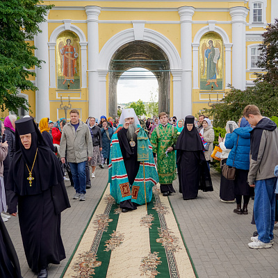 В канун Пятидесятницы глава Нижегородской митрополии совершил вечернее богослужение в Дивеевском монастыре