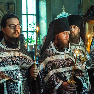 В Великий Пяток епископ Августин совершил вечерню с выносом Плащаницы Спасителя в Городецком Феодоровском мужском монастыре
