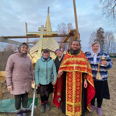 Освящение главного купола восстанавливающегося храма в д. Богоявление