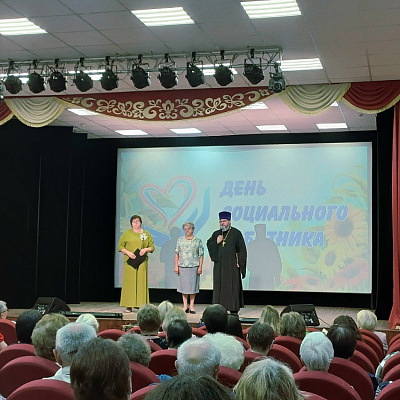 Настоятель храма Вознесения Господня в поселке Ковернино поздравил социальных работников с профессиональным праздником