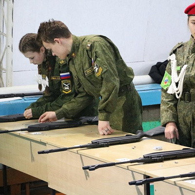 Муниципальный смотр военно-патриотических клубов и юнармейских отрядов Шахунского района прошел в спортзале Шахунской школы №1 им. Д. Комарова