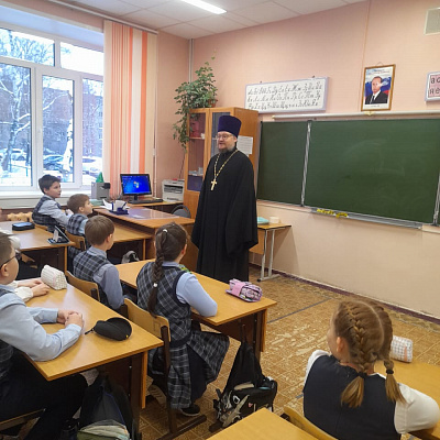 Помощник благочинного Автозаводского округа провел для учащихся школы №137 уроки по основам православной культуры