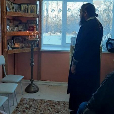 Священнослужитель Воскресенского благочиния посетил Воскресенский дом-интернат