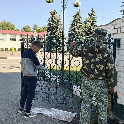 Православные добровольцы Шарангского благочиния провели трудовую акцию на территории храма Пресвятой Живоначальной Троицы