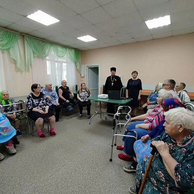Помощник благочинного Дальнеконстантиновского округа посетил дом-интернат для престарелых и инвалидов