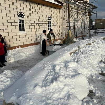 Освящение крестов и куполов в строящемся храме в честь Святого Духа в посёлке Тарасиха