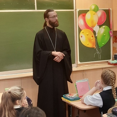 Клирик Нижегородского благочиния провел духовные беседы с учениками школы № 33