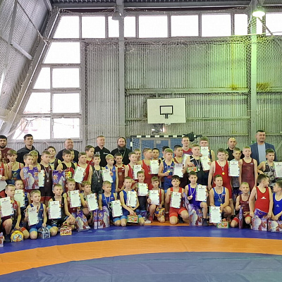 В физкультурно-оздоровительном комплексе поселка Октябрьский прошел Рождественский турнир по греко-римской борьбе